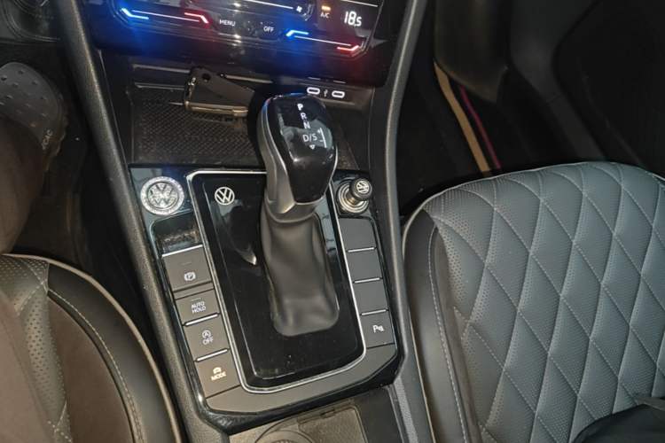 Used Volkswagen Sagitar 2024 300TSI DSG Excellence Edition Gear Lever