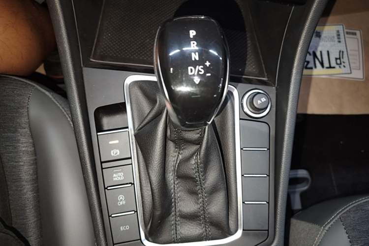Used Volkswagen Sagitar 2024 200TSI DSG Flyover Edition Gear Lever