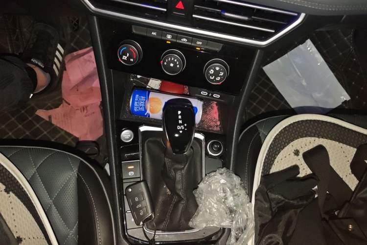 Used Volkswagen Sagitar 2024 300TSI DSG Excellence Edition Gear Lever