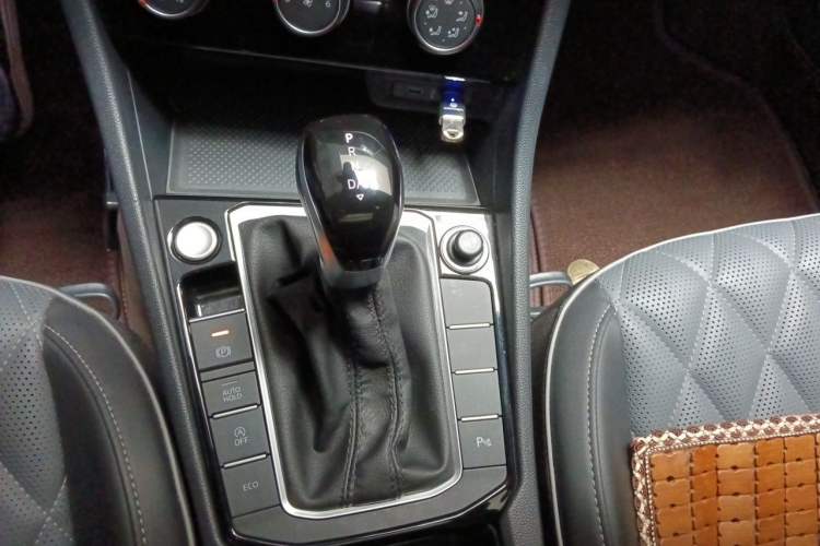 Used Volkswagen Sagitar 2024 300TSI DSG Excellence Edition Gear Lever