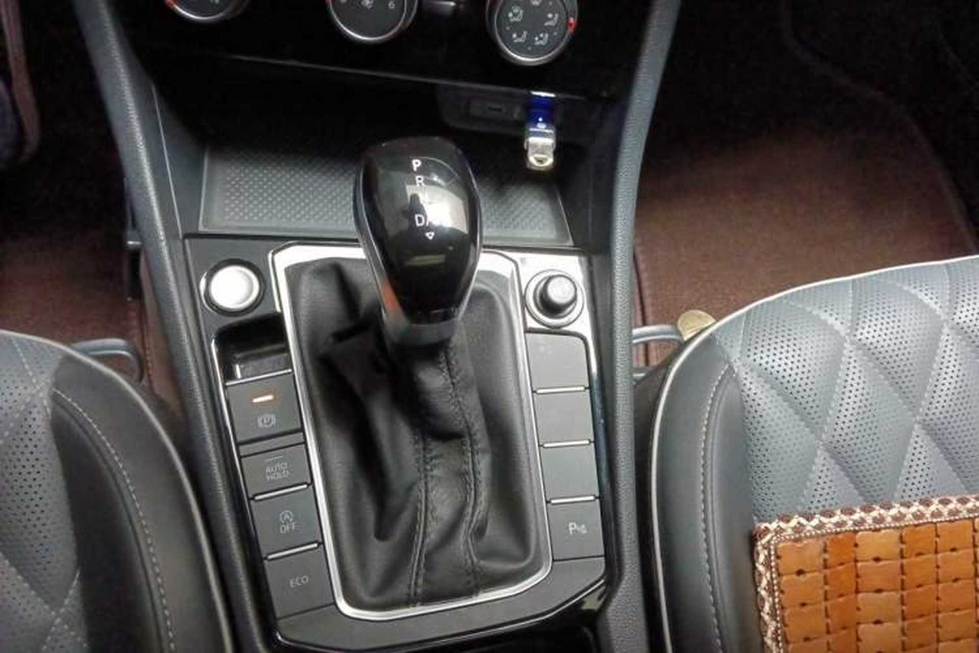 Used Volkswagen Sagitar 2024 300TSI DSG Excellence Edition Gear Lever