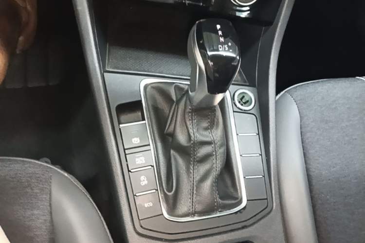 Used Volkswagen Sagitar 2024 200TSI DSG Flyover Edition Gear Lever