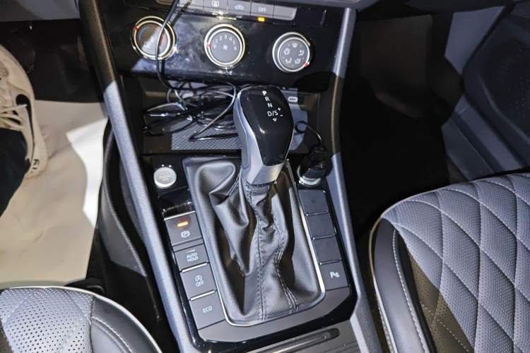 Used Volkswagen Sagitar 2024 300TSI DSG Excellence Edition Gear Lever