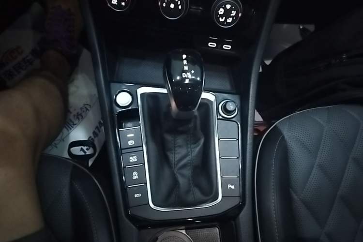 Used Volkswagen Sagitar 2024 300TSI DSG Excellence Edition Gear Lever