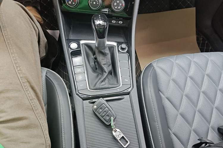 Used Volkswagen Sagitar 2024 300TSI DSG Excellence Edition Gear Lever