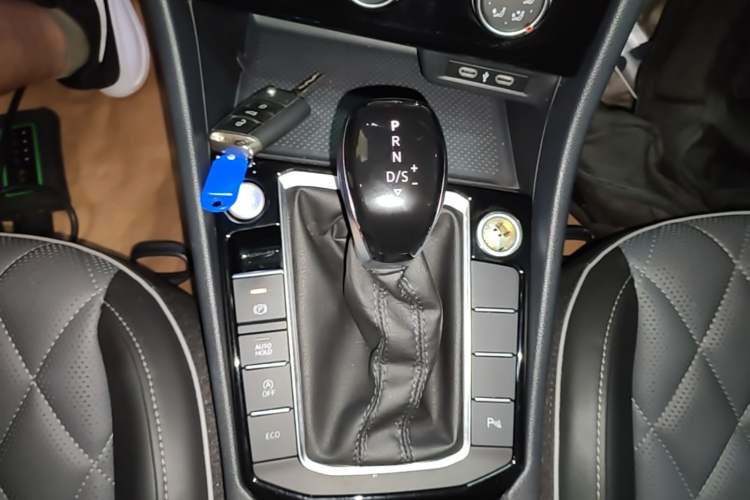 Used Volkswagen Sagitar 2024 300TSI DSG Excellence Edition Gear Lever