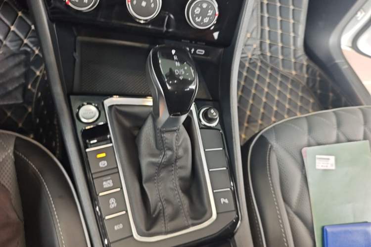 Used Volkswagen Sagitar 2024 300TSI DSG Excellence Edition Gear Lever