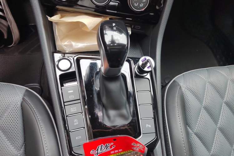 Used Volkswagen Sagitar 2024 300TSI DSG Excellence Edition Gear Lever