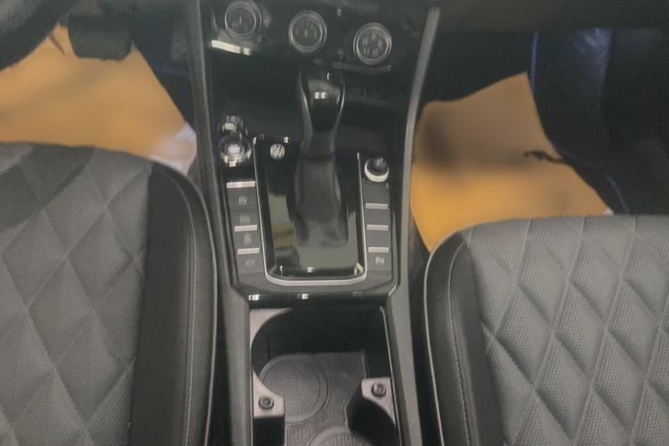 Used Volkswagen Sagitar 2024 300TSI DSG Excellence Edition Gear Lever