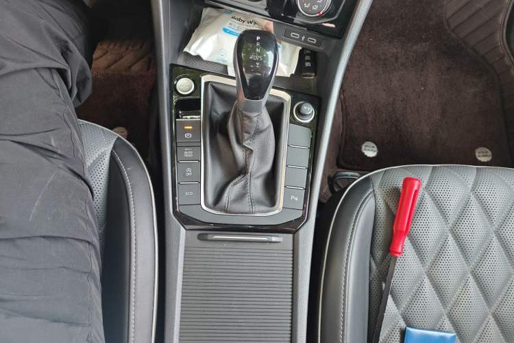 Used Volkswagen Sagitar 2024 300TSI DSG Excellence Edition Gear Lever