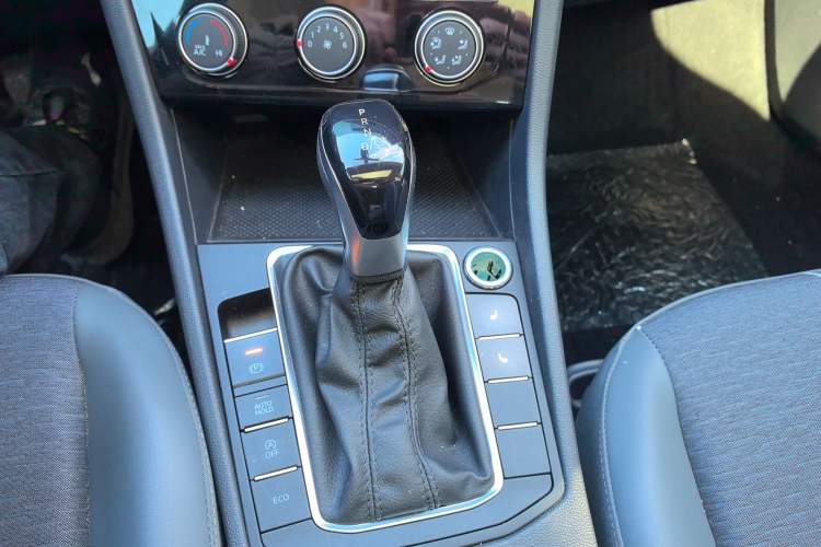 Used Volkswagen Sagitar 2024 200TSI DSG Flyover Edition Gear Lever