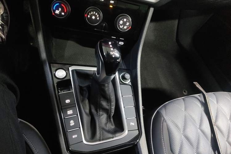 Used Volkswagen Sagitar 2024 300TSI DSG Excellence Edition Gear Lever