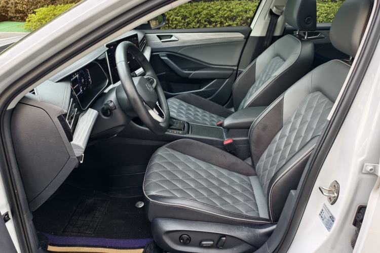 Used Volkswagen Sagitar 2024 300TSI DSG Excellence Edition Interior 4