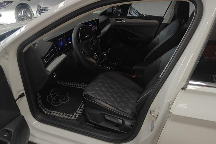 Used Volkswagen Sagitar 2024 300TSI DSG Excellence Edition Left Front Seat