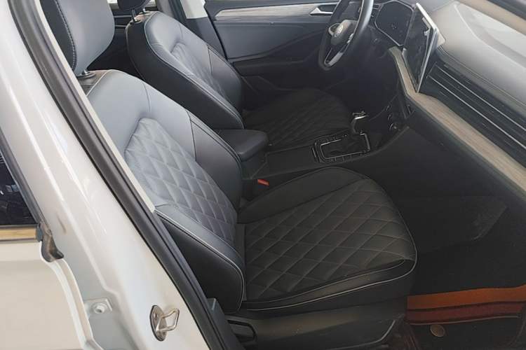 Used Volkswagen Sagitar 2024 300TSI DSG Excellence Edition Right Front Seat