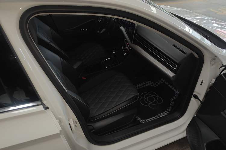 Used Volkswagen Sagitar 2024 300TSI DSG Excellence Edition Right Front Seat