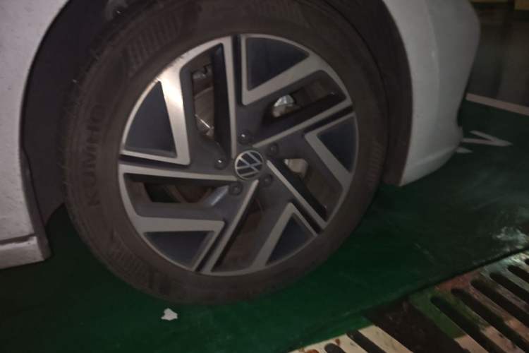 Used Volkswagen Sagitar 2024 300TSI DSG Excellence Edition Right Front Wheel Hub