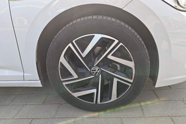 Used Volkswagen Sagitar 2024 300TSI DSG Excellence Edition Right Front Wheel Hub