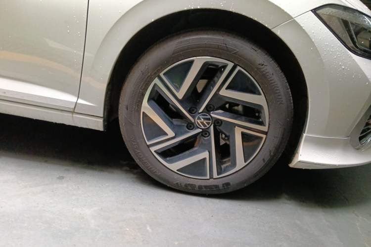 Used Volkswagen Sagitar 2024 300TSI DSG Excellence Edition Right Front Wheel Hub