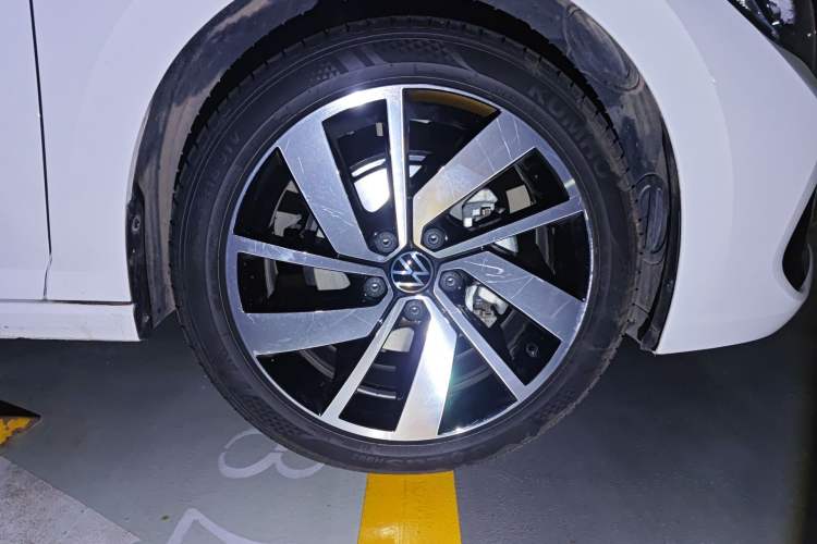 Used Volkswagen Sagitar 2024 300TSI DSG Excellence Edition Right Front Wheel Hub