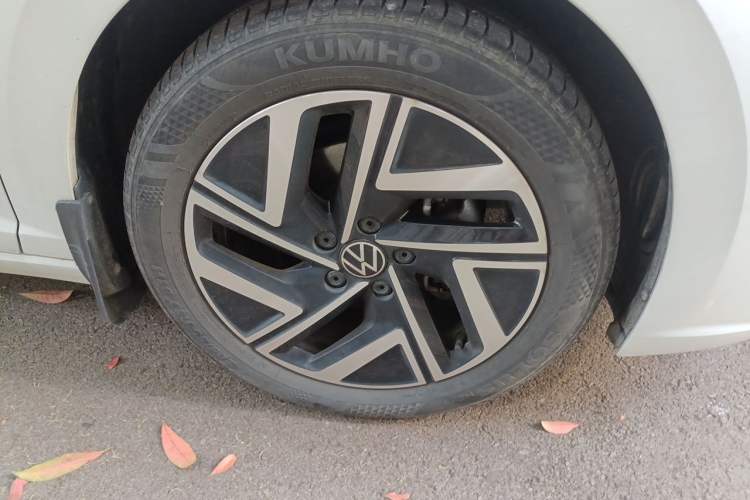 Used Volkswagen Sagitar 2024 300TSI DSG Excellence Edition Right Front Wheel Hub
