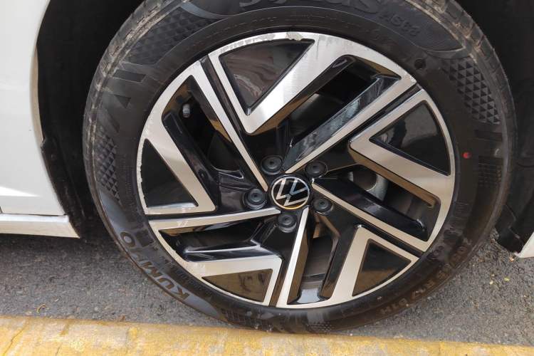 Used Volkswagen Sagitar 2024 300TSI DSG Excellence Edition Right Front Wheel Hub