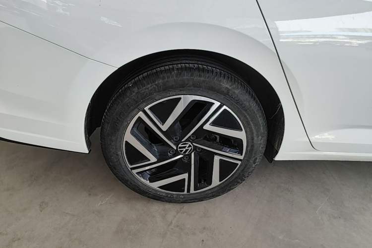 Used Volkswagen Sagitar 2024 300TSI DSG Excellence Edition Right Rear Wheel Hub