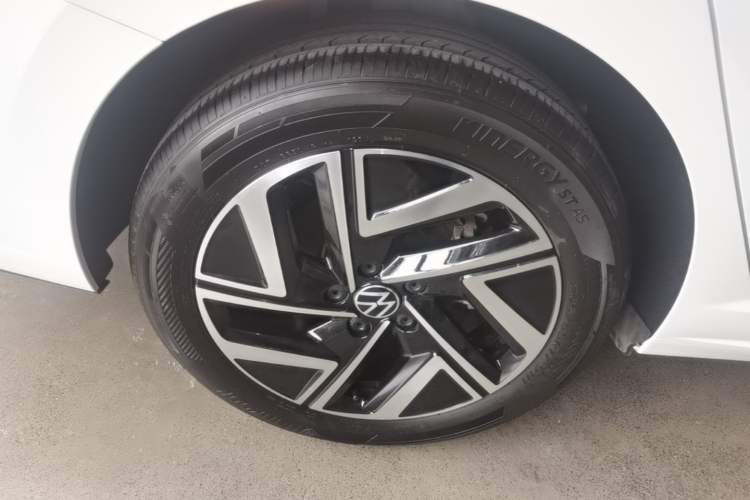 Used Volkswagen Sagitar 2024 300TSI DSG Excellence Edition Right Rear Wheel Hub