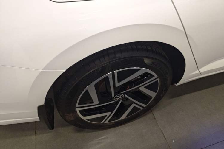 Used Volkswagen Sagitar 2024 300TSI DSG Excellence Edition Right Rear Wheel Hub