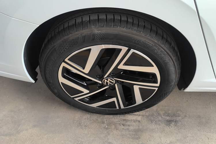 Used Volkswagen Sagitar 2024 300TSI DSG Excellence Edition Right Rear Wheel Hub