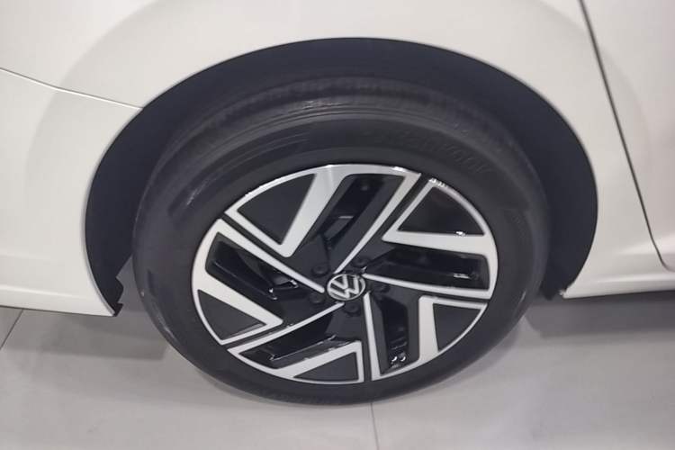 Used Volkswagen Sagitar 2024 300TSI DSG Excellence Edition Right Rear Wheel Hub