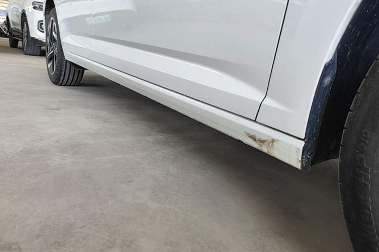 Used Volkswagen Sagitar 2024 300TSI DSG Excellence Edition Right Side Sill
