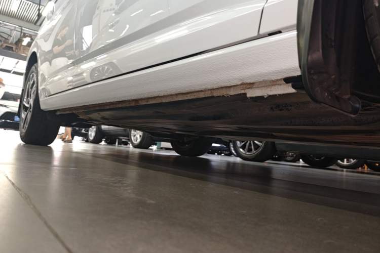 Used Volkswagen Sagitar 2024 300TSI DSG Excellence Edition Right Side Sill