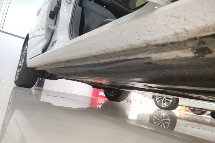 Used Volkswagen Sagitar 2024 300TSI DSG Excellence Edition Right Side Sill