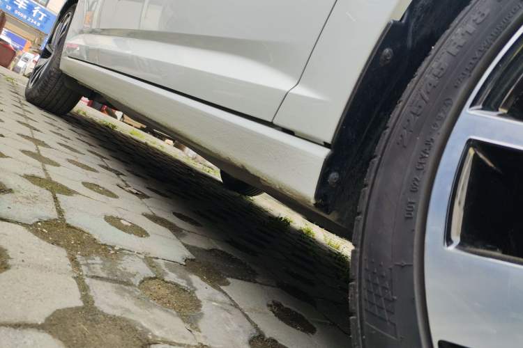 Used Volkswagen Sagitar 2024 300TSI DSG Excellence Edition Right Side Sill