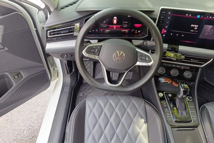 Used Volkswagen Sagitar 2024 300TSI DSG Excellence Edition Steering Wheel
