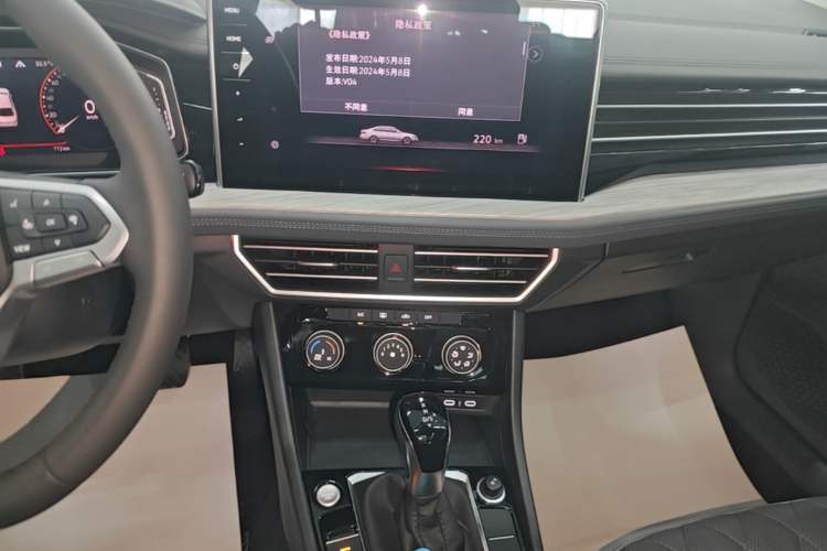 Used Volkswagen Sagitar 2025 300TSI DSG Excellence Edition Audio And AC Panel