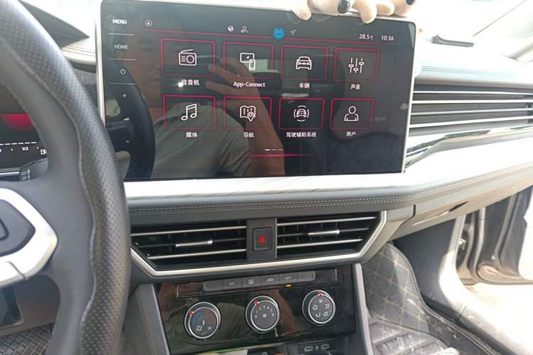 Used Volkswagen Sagitar 2025 300TSI DSG Excellence Edition Audio And AC Panel