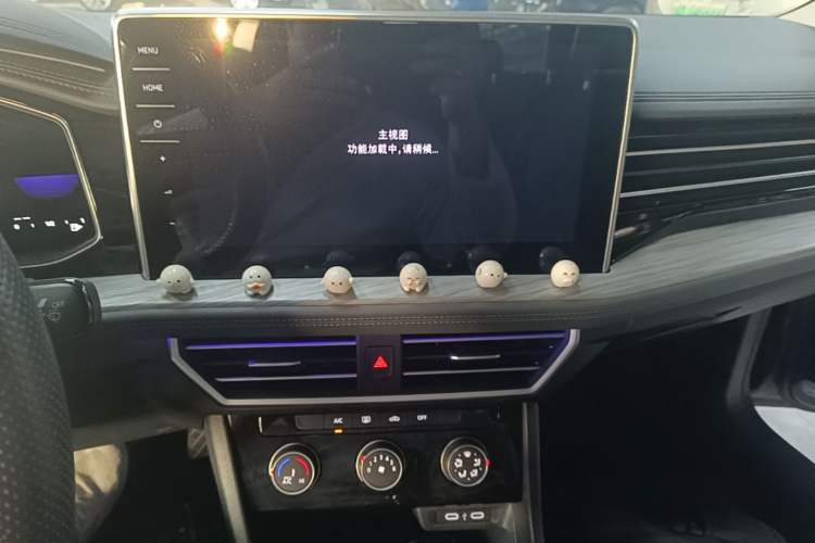 Used Volkswagen Sagitar 2025 300TSI DSG Excellence Edition Audio And AC Panel