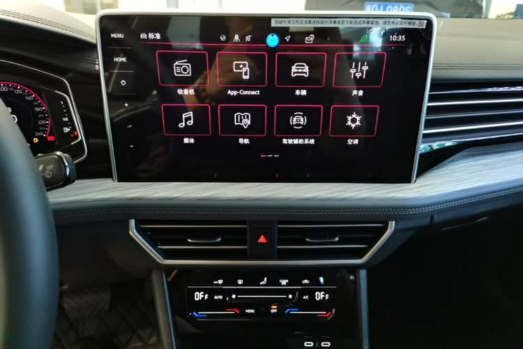 Used Volkswagen Sagitar 2025 Facelifted 300TSI DSG Excellence Edition Audio And AC Panel