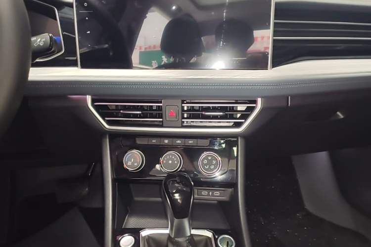 Used Volkswagen Sagitar 2025 300TSI DSG Excellence Edition Audio And AC Panel