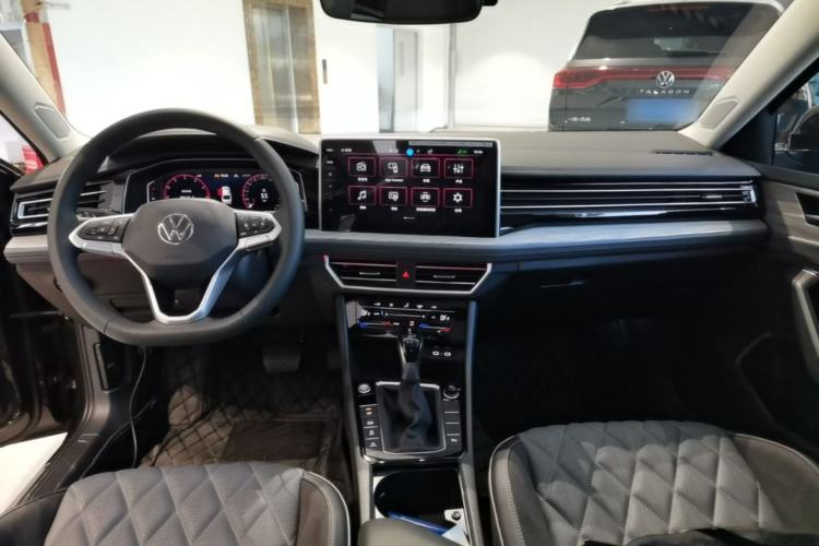 Used Volkswagen Sagitar 2025 Facelifted 300TSI DSG Excellence Edition Center Console