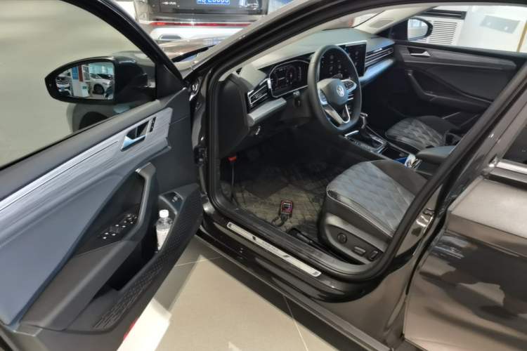 Used Volkswagen Sagitar 2025 Facelifted 300TSI DSG Excellence Edition Driver Seat