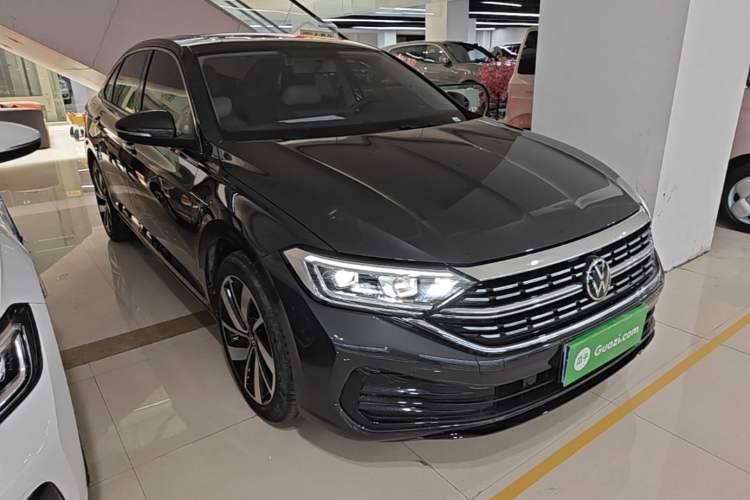 Used Volkswagen Sagitar 2025 Revised Version 2 300TSI DSG Excellence Edition Front Right 45 Deg