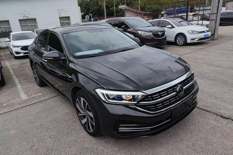 Used Volkswagen Sagitar 2025 Revised Version 2 300TSI DSG Excellence Edition Front Right 45 Deg