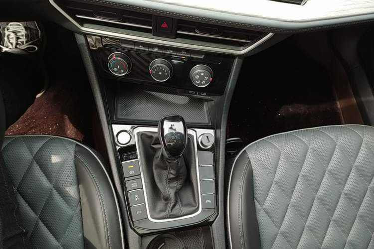 Used Volkswagen Sagitar 2025 Revised Version 2 300TSI DSG Excellence Edition Gear Lever
