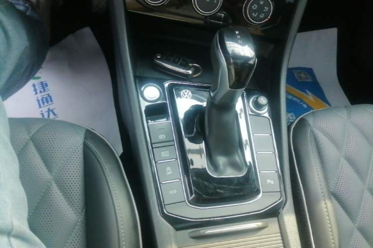 Used Volkswagen Sagitar 2025 300TSI DSG Excellence Edition Gear Lever