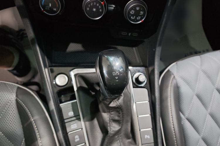 Used Volkswagen Sagitar 2025 Revised 300TSI DSG Excellence Edition Gear Lever