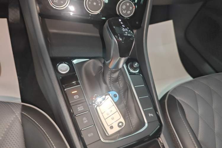 Used Volkswagen Sagitar 2025 300TSI DSG Excellence Edition Gear Lever