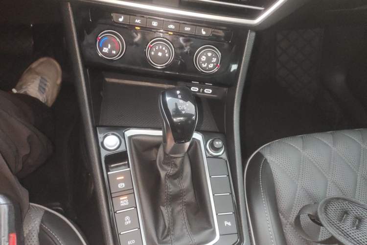 Used Volkswagen Sagitar 2025 300TSI DSG Excellence Edition Gear Lever